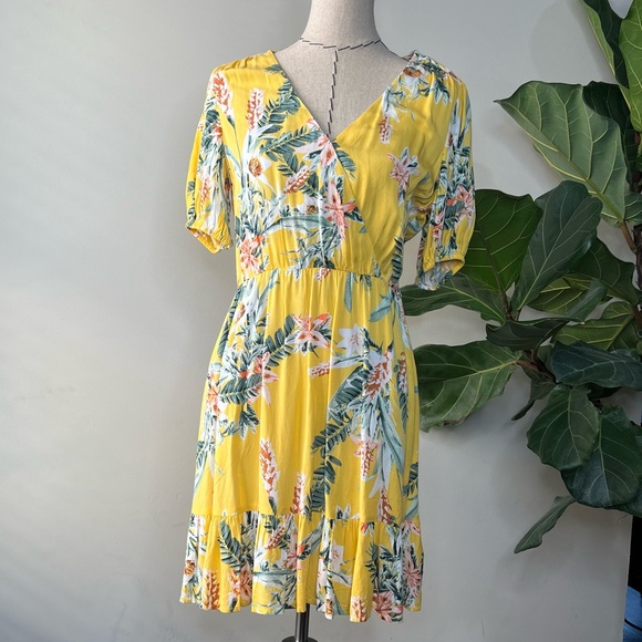 Lucky Brand Dresses & Skirts - Lucky Brand floral tropical yellow v-neck midi dress sz M Hawaiian a-line puff